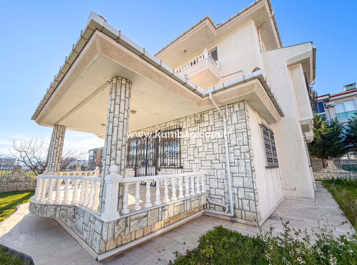 Kumbağ'da 740 M2 Arsa İçerisinde Satılık Tripleks 7+1 Villa