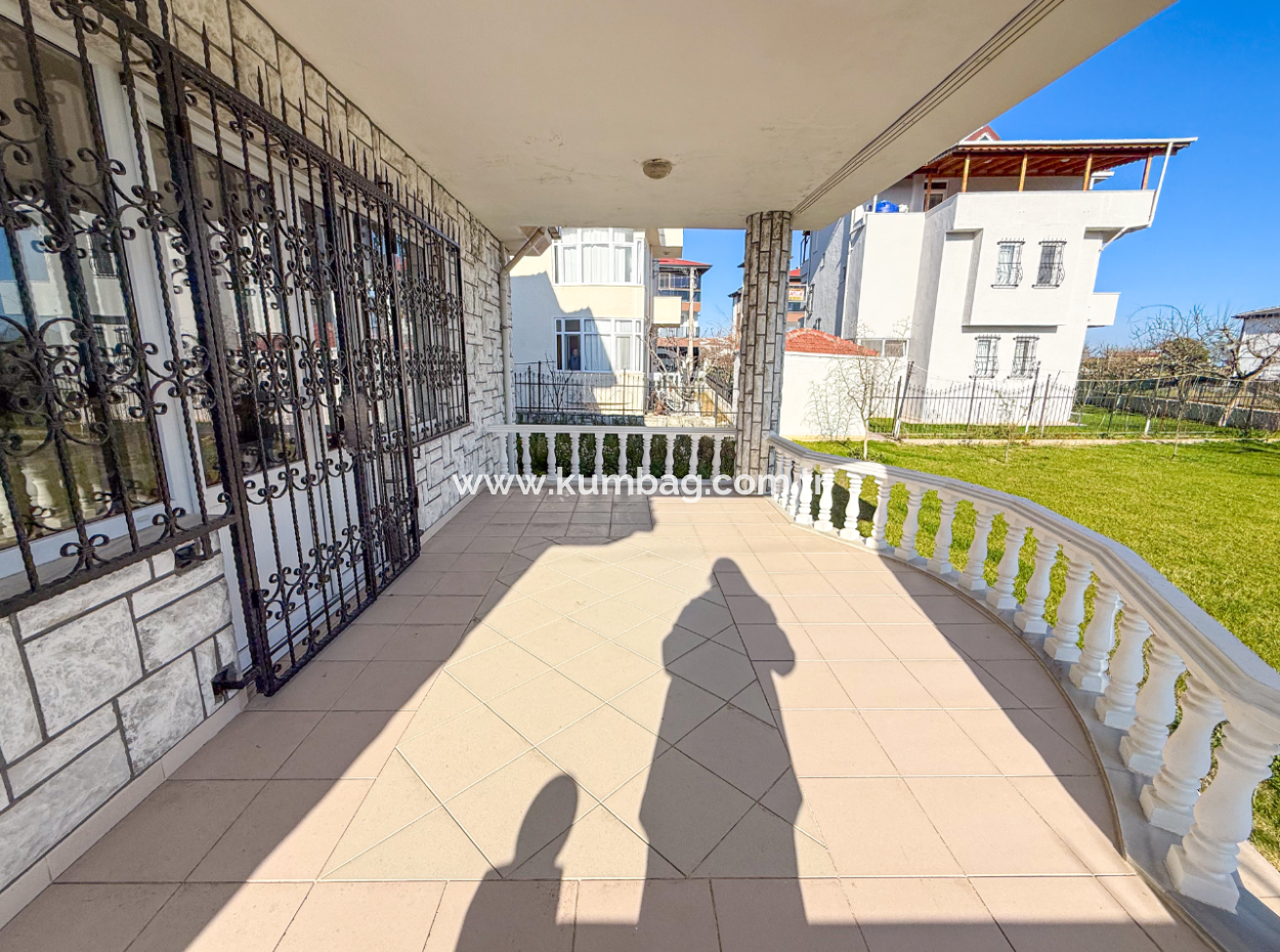 Kumbağ'da 740 M2 Arsa İçerisinde Satılık Tripleks 7+1 Villa