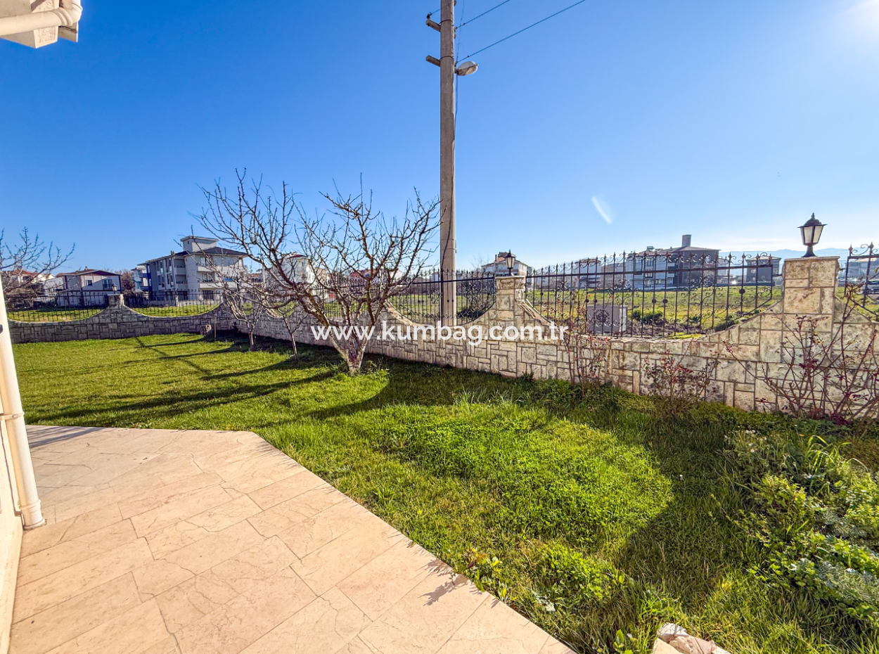 Kumbağ'da 740 M2 Arsa İçerisinde Satılık Tripleks 7+1 Villa