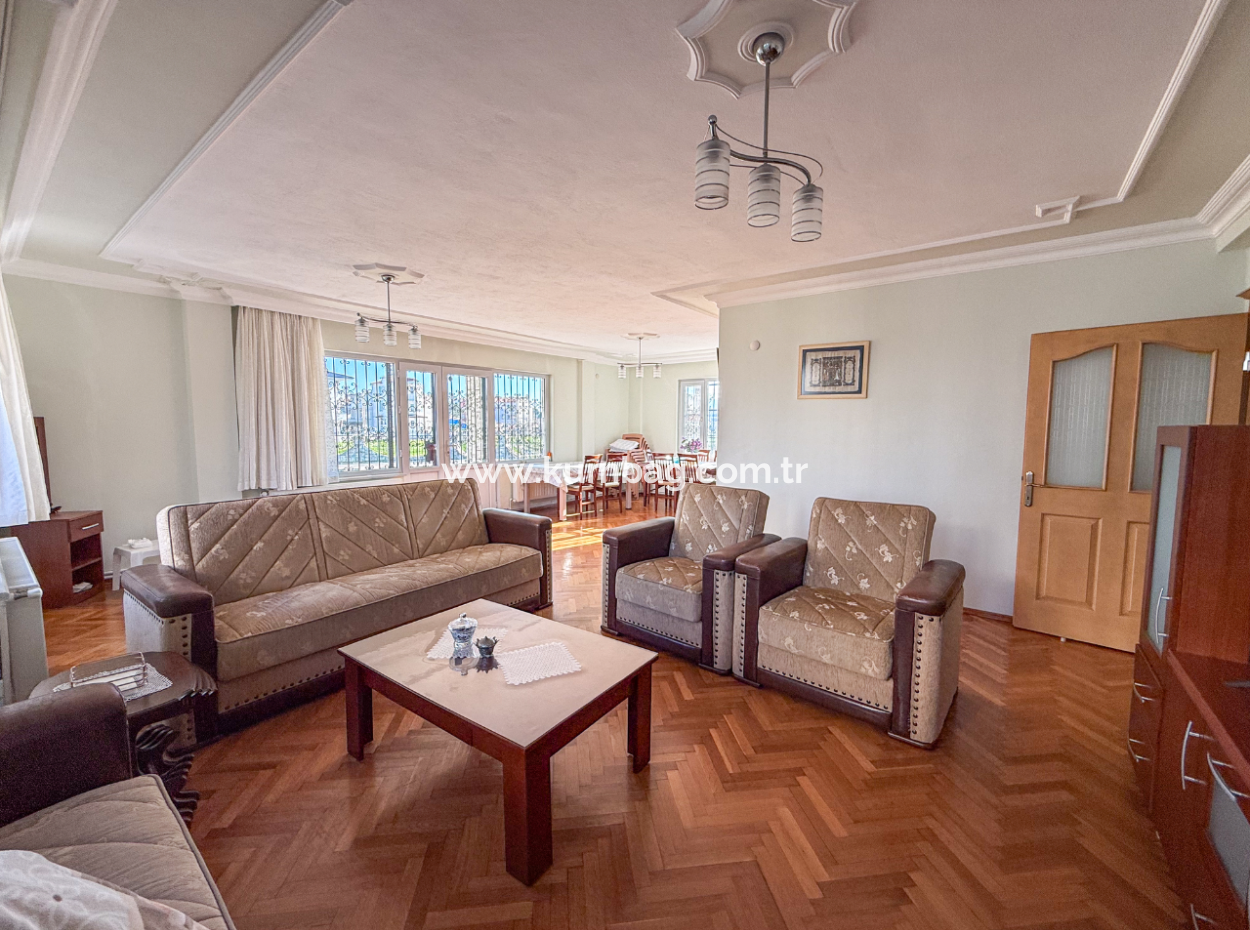 Kumbağ'da 740 M2 Arsa İçerisinde Satılık Tripleks 7+1 Villa