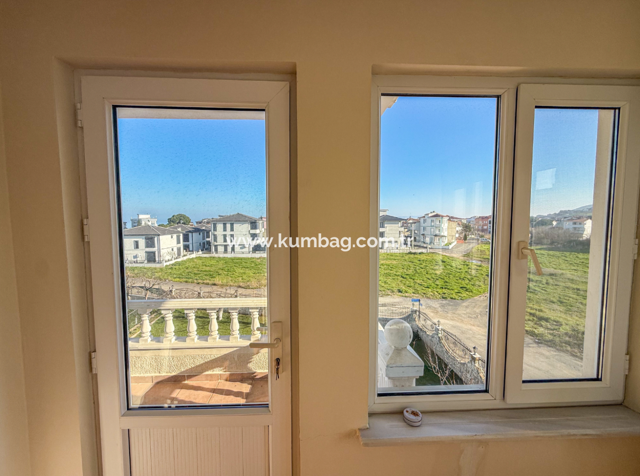 Kumbağ'da 740 M2 Arsa İçerisinde Satılık Tripleks 7+1 Villa