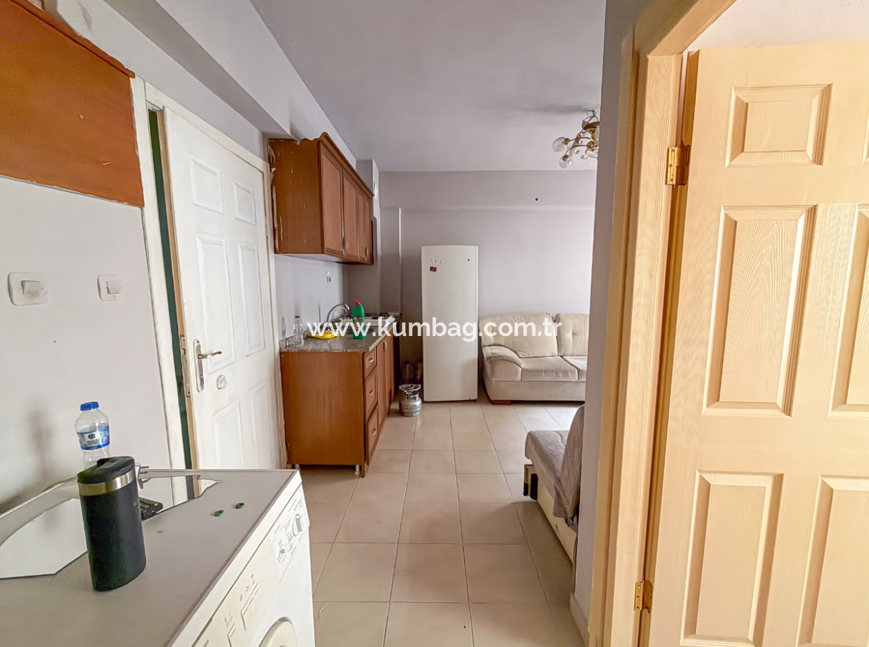 Kumbağ'da Merkezi Konumda İskanlı Geniş Balkonlu 1+1 Satılık Daire