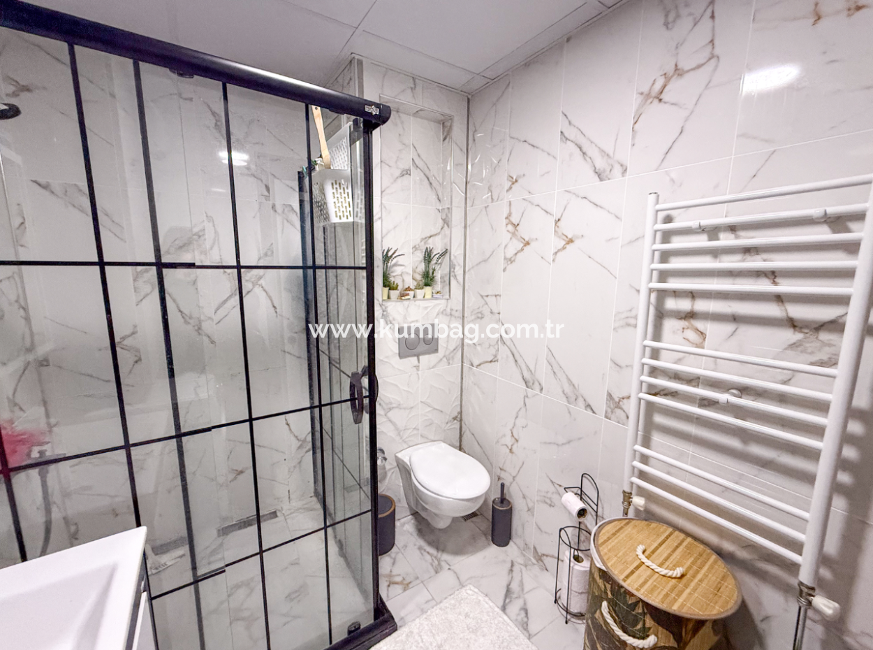 Kumbağ'da Denize Sıfır Sitede Geniş Ve Eşyalı Satılık 2+1 Daire