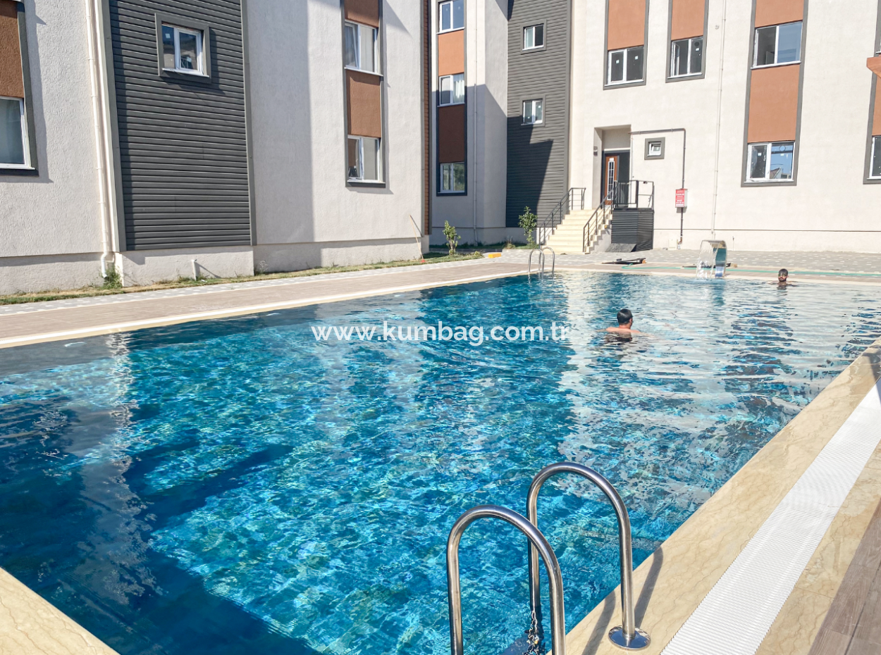 Havuzlu Site İçerisinde Ayrı Mutfaklı Kiralık 2+1 Lüks Daire