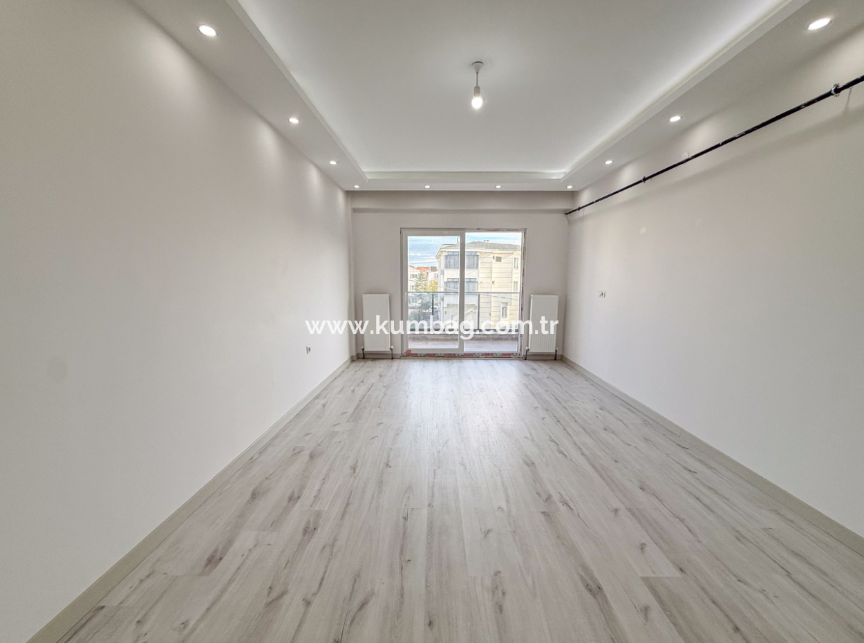 Havuzlu Site İçerisinde Ayrı Mutfaklı Kiralık 2+1 Lüks Daire