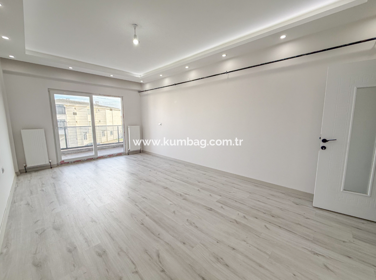 Havuzlu Site İçerisinde Ayrı Mutfaklı Kiralık 2+1 Lüks Daire