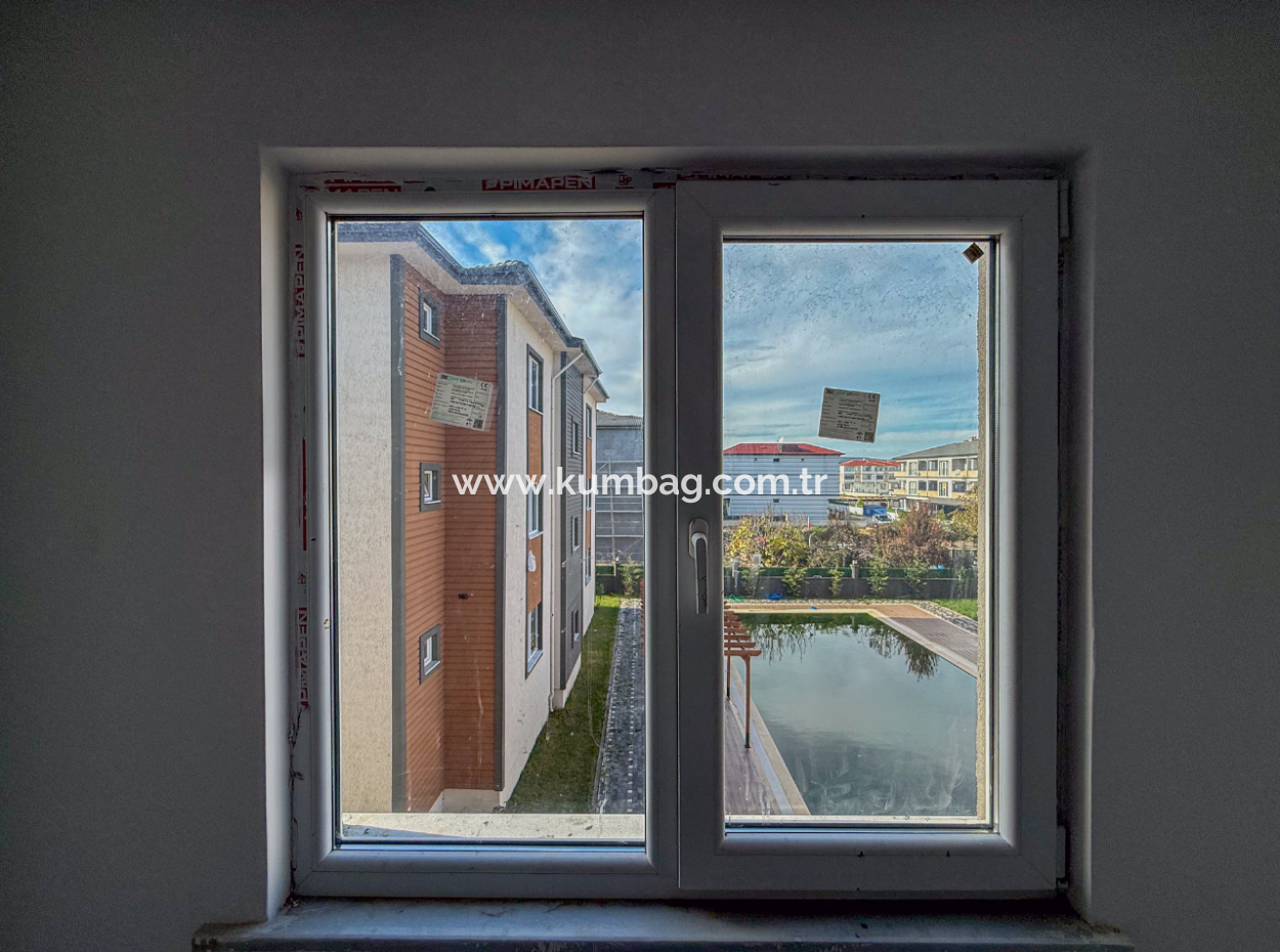 Havuzlu Site İçerisinde Ayrı Mutfaklı Kiralık 2+1 Lüks Daire