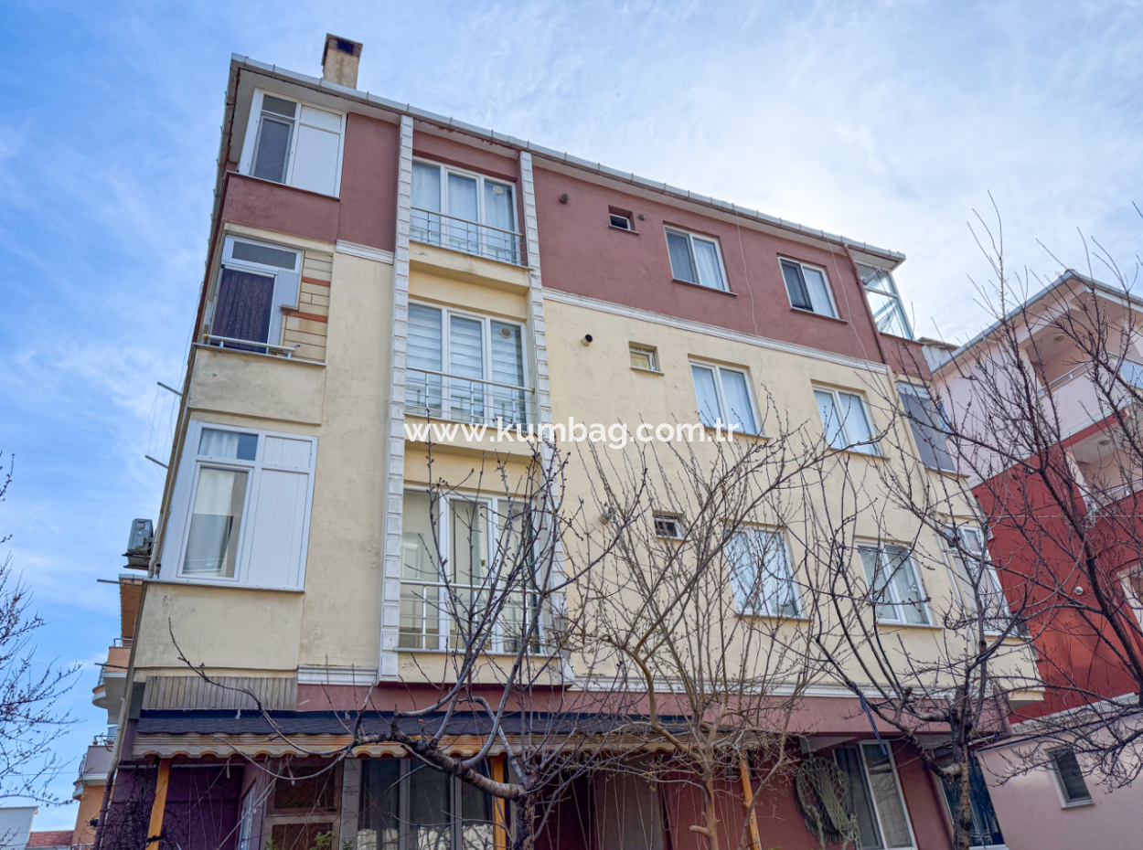 Kumbağ Pazar Sokağında İskanlı Binada Satılık Geniş 2+1 Daire
