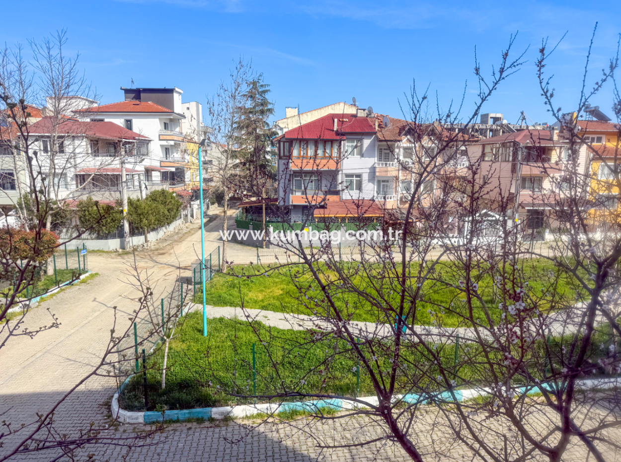 Kumbağ Pazar Sokağında İskanlı Binada Satılık Geniş 2+1 Daire