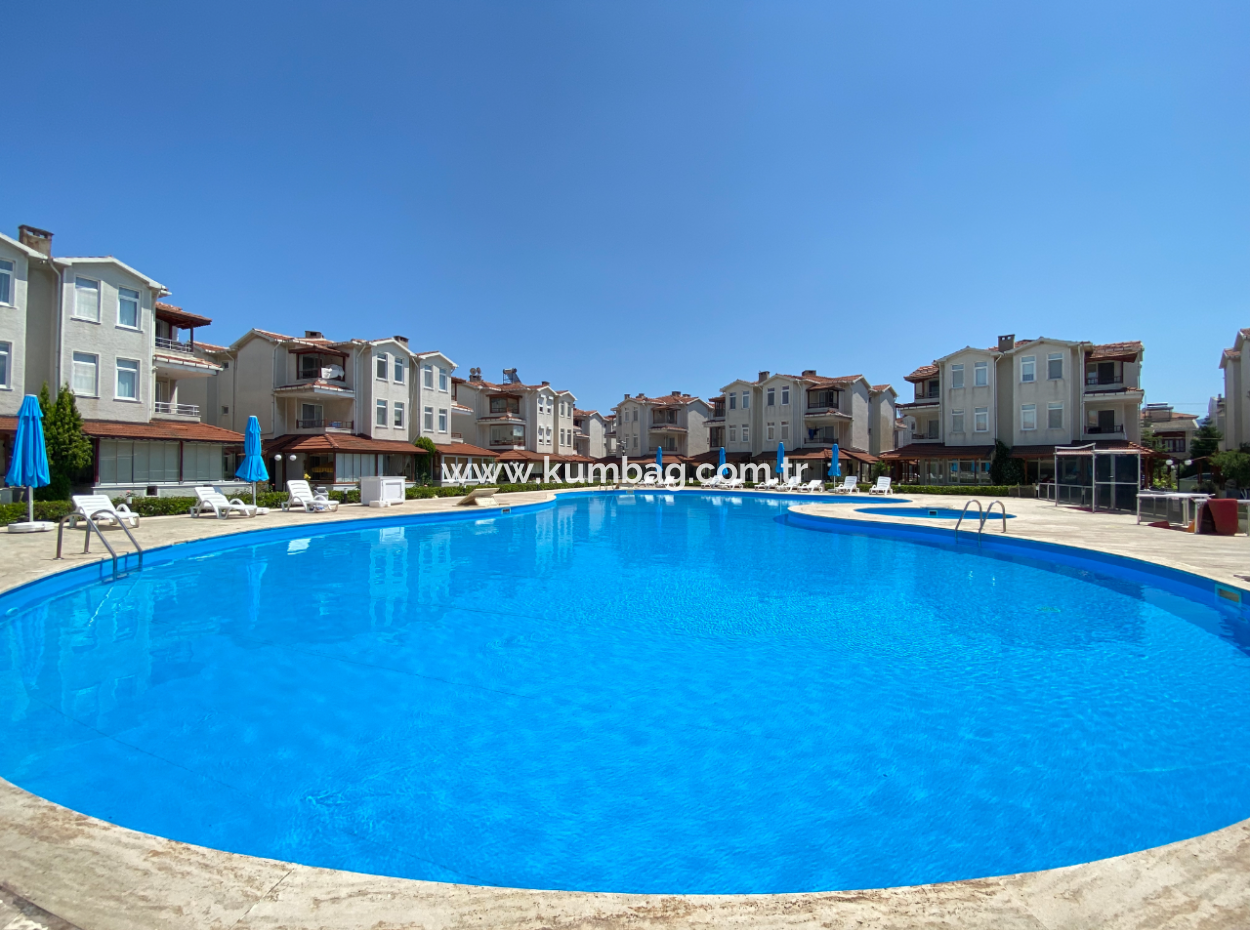 Kumbağ Denize 50 Mt Havuzlu Site İçinde Satılık Tripleks Villa