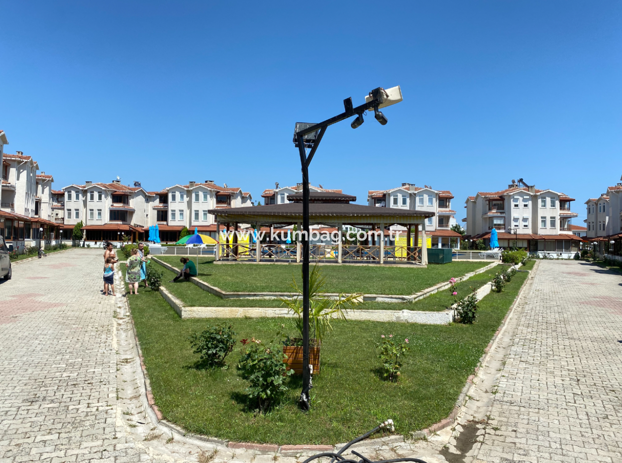 Kumbağ Denize 50 Mt Havuzlu Site İçinde Satılık Tripleks Villa