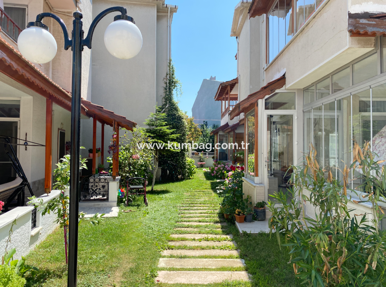 Kumbağ Denize 50 Mt Havuzlu Site İçinde Satılık Tripleks Villa