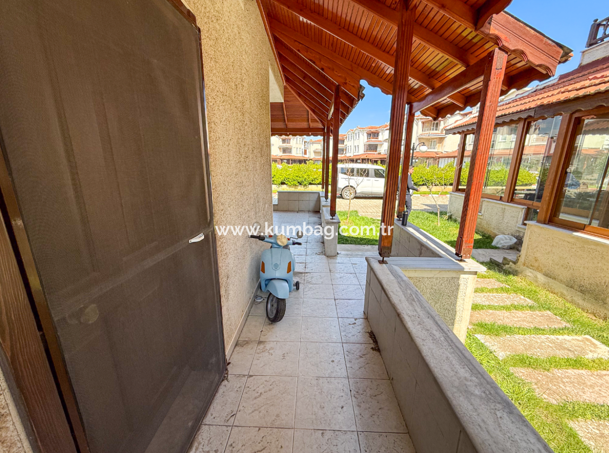 Kumbağ Denize 50 Mt Havuzlu Site İçinde Satılık Tripleks Villa