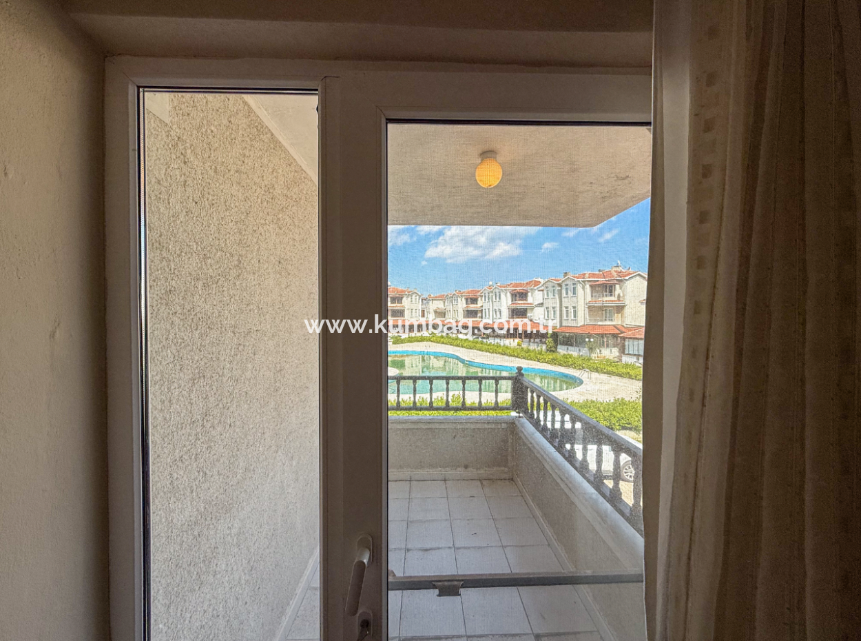 Kumbağ Denize 50 Mt Havuzlu Site İçinde Satılık Tripleks Villa