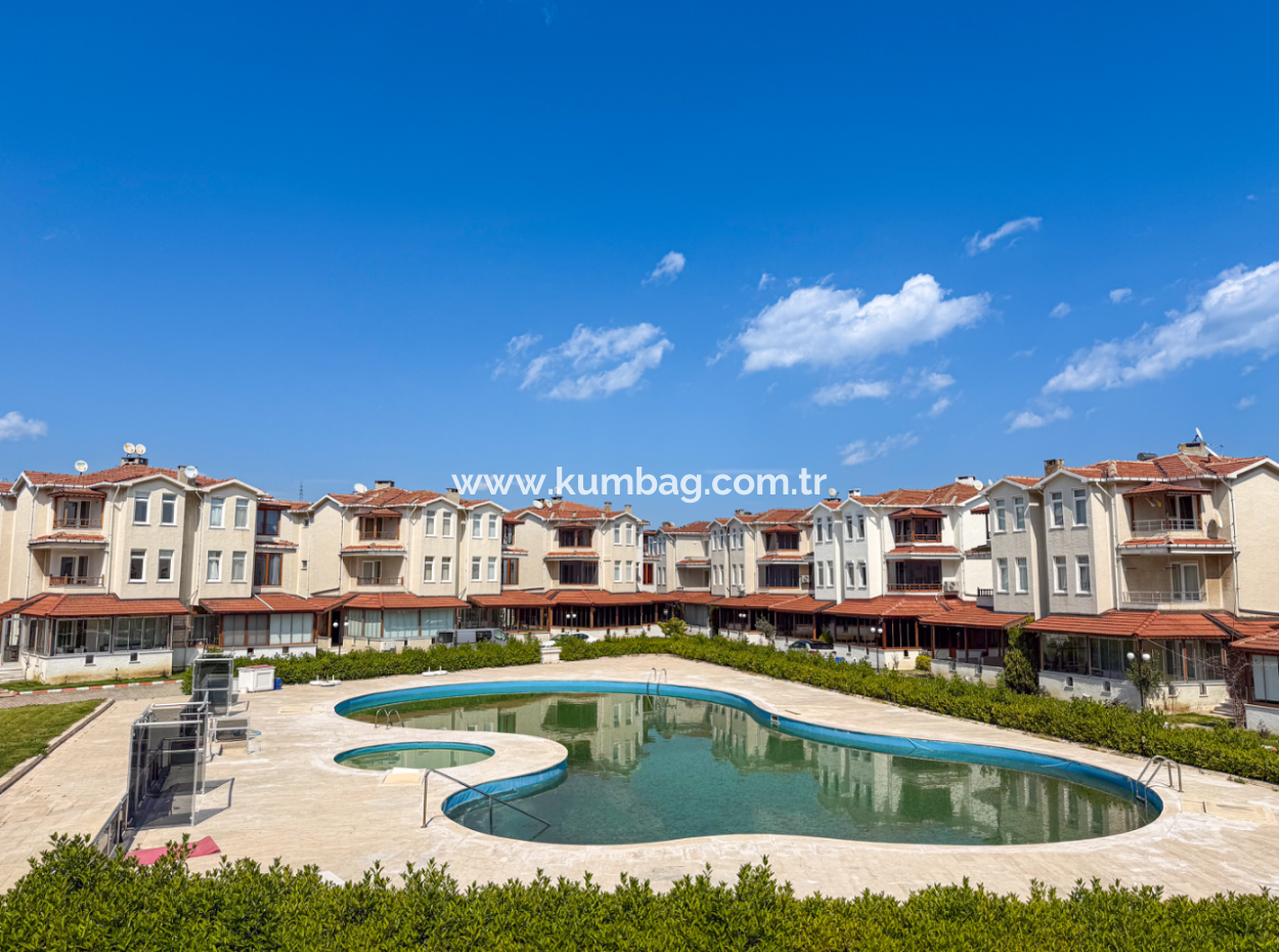 Kumbağ Denize 50 Mt Havuzlu Site İçinde Satılık Tripleks Villa