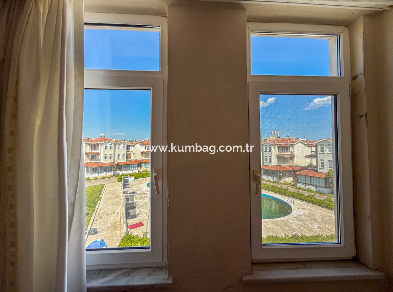 Kumbağ Denize 50 Mt Havuzlu Site İçinde Satılık Tripleks Villa