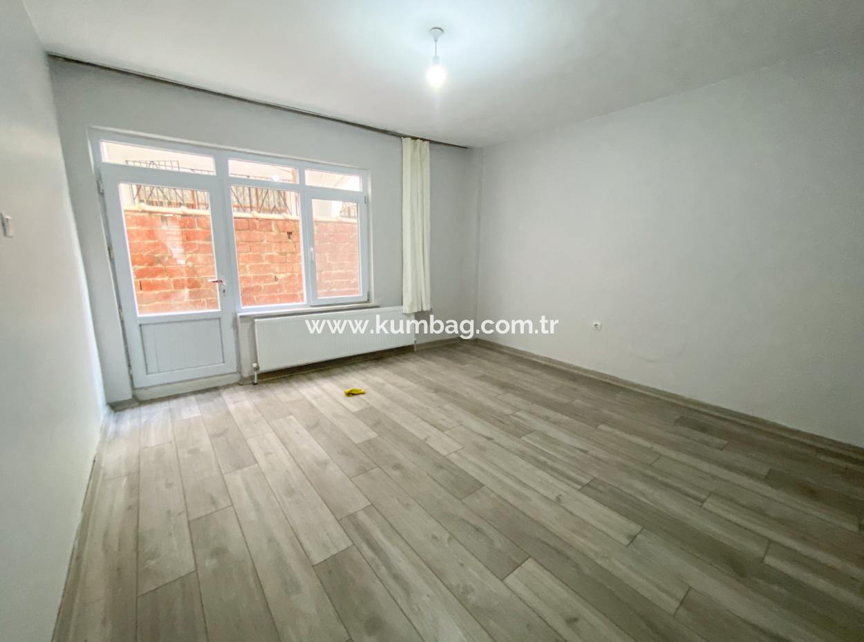 Kumbağ Pazar Sokağında Ayrı Mutfaklı Geniş 2+1 Kiralık Daire