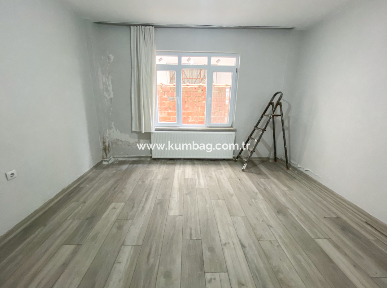 Kumbağ Pazar Sokağında Ayrı Mutfaklı Geniş 2+1 Kiralık Daire