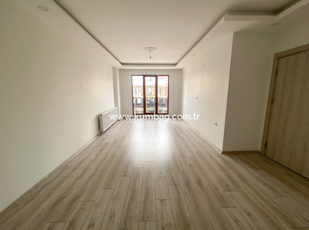 Altınova'da Merkezi Konumda Çok Geniş 2+1 Kiralık Daire