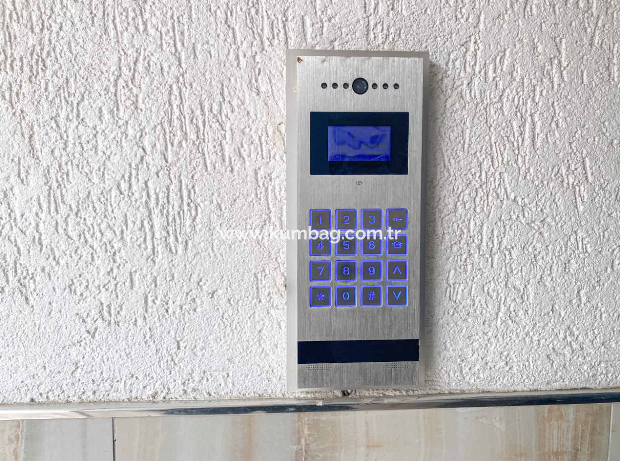 Altınova'da Merkezi Konumda Çok Geniş 2+1 Kiralık Daire