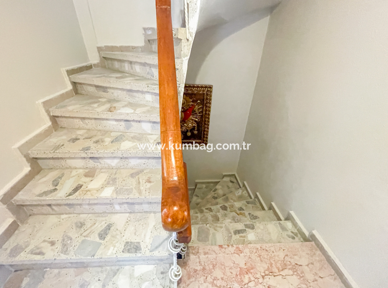 Kumbağ Denize Yakın Bahçeli İskanlı Satılık Tripleks 4+1 Villa