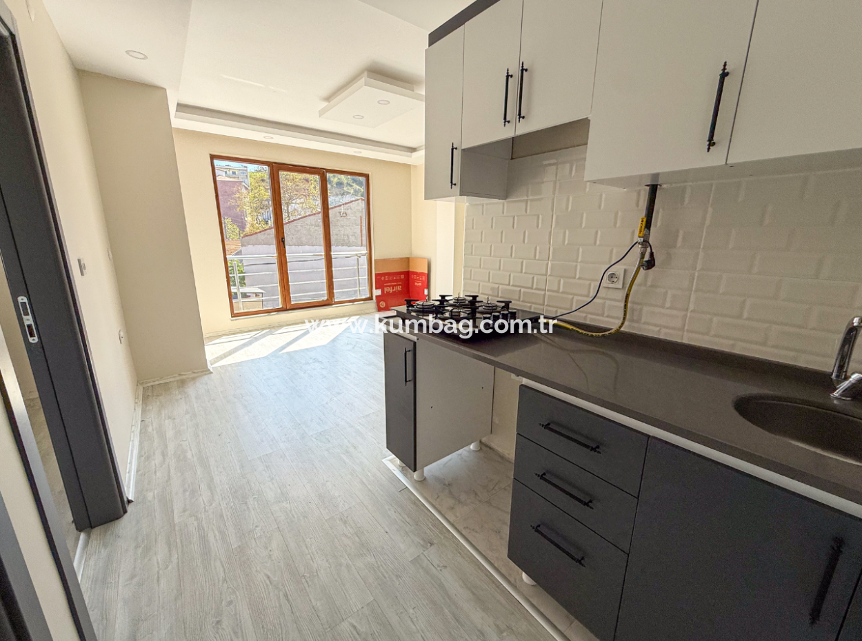 Kumbağ Liman Mevkii Yeni Ve Asansörlü Binada Kiralık 1+1 Daire