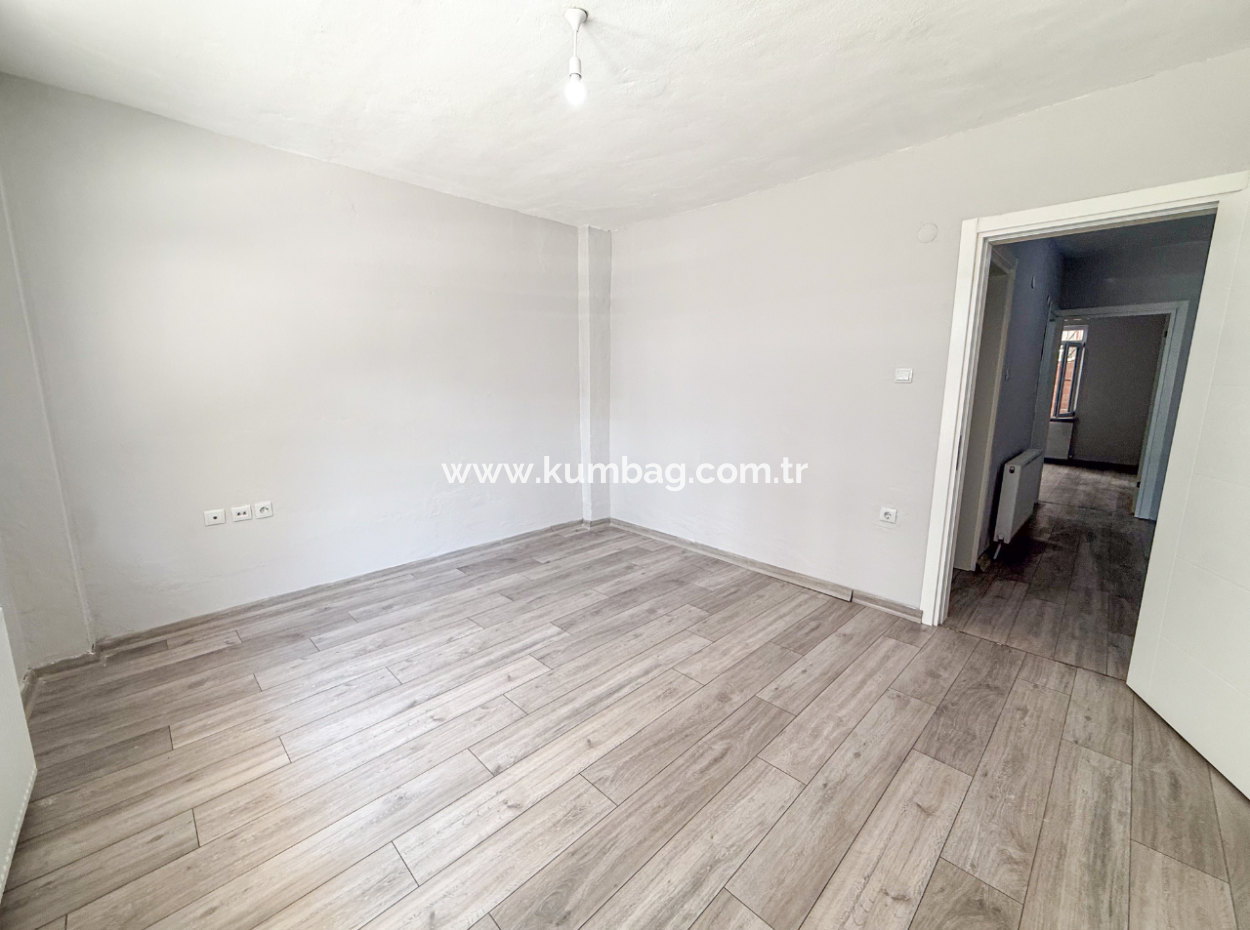 Kumbağ Pazar Sokağında Ayrı Mutfaklı Geniş 2+1 Kiralık Daire
