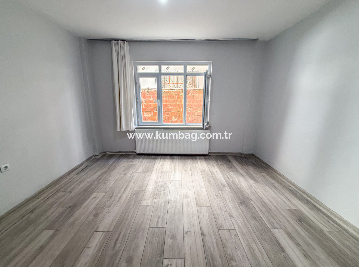 Kumbağ Pazar Sokağında Ayrı Mutfaklı Geniş 2+1 Kiralık Daire