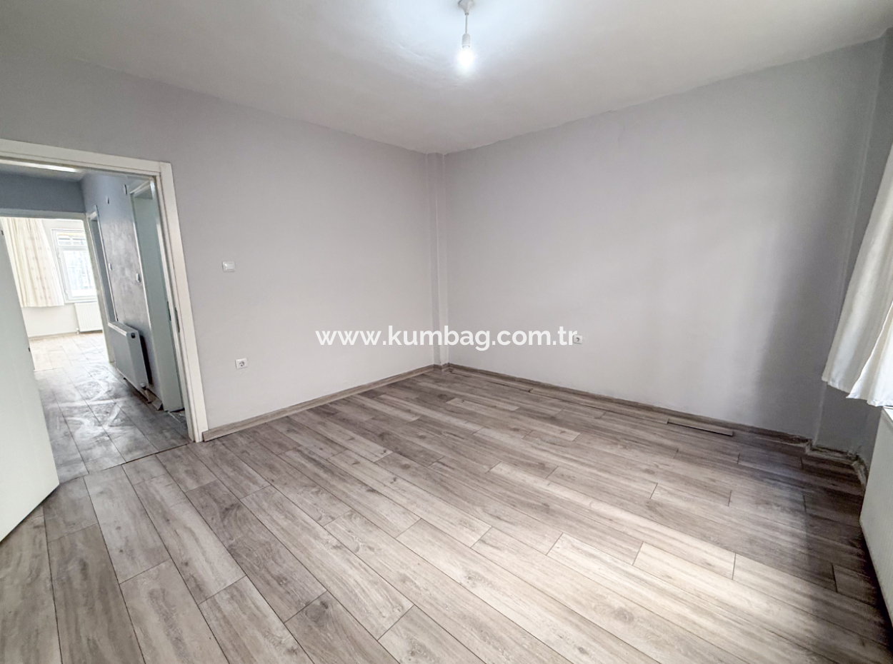 Kumbağ Pazar Sokağında Ayrı Mutfaklı Geniş 2+1 Kiralık Daire