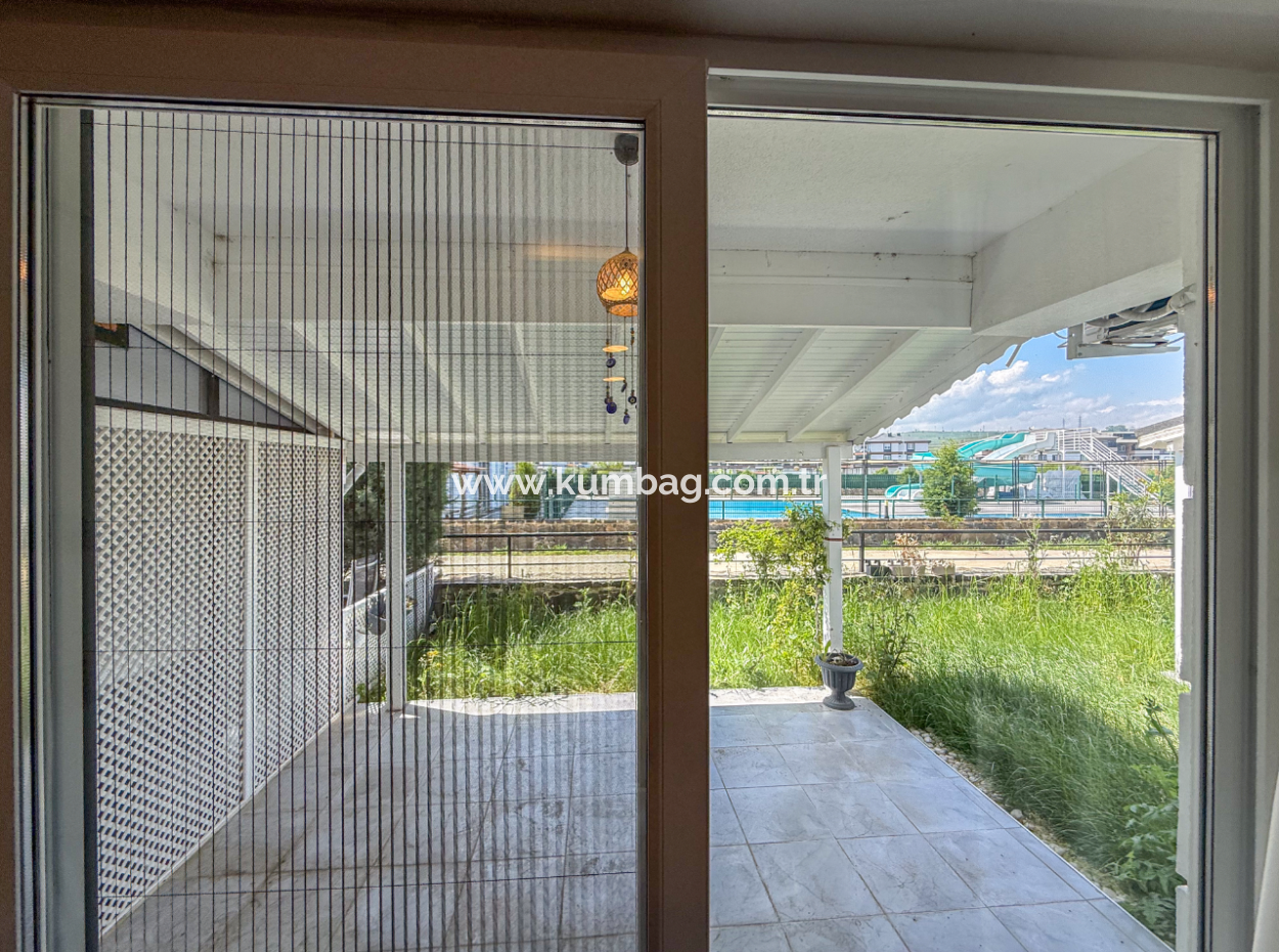 Aquaparklı Ve Havuzlu Site İçerisinde Satılık 1+1 Bahçeli Daire