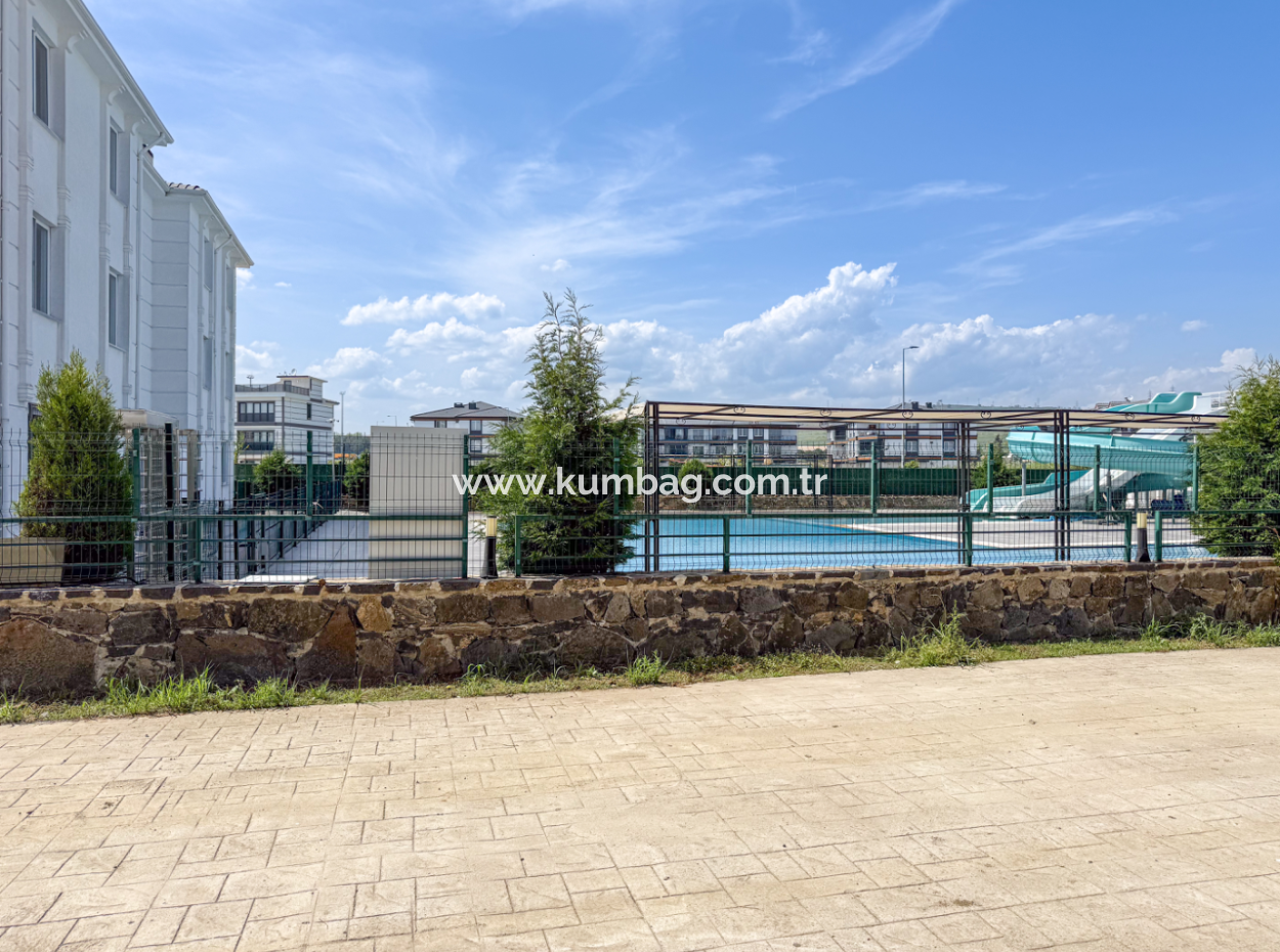 Aquaparklı Ve Havuzlu Site İçerisinde Satılık 1+1 Bahçeli Daire