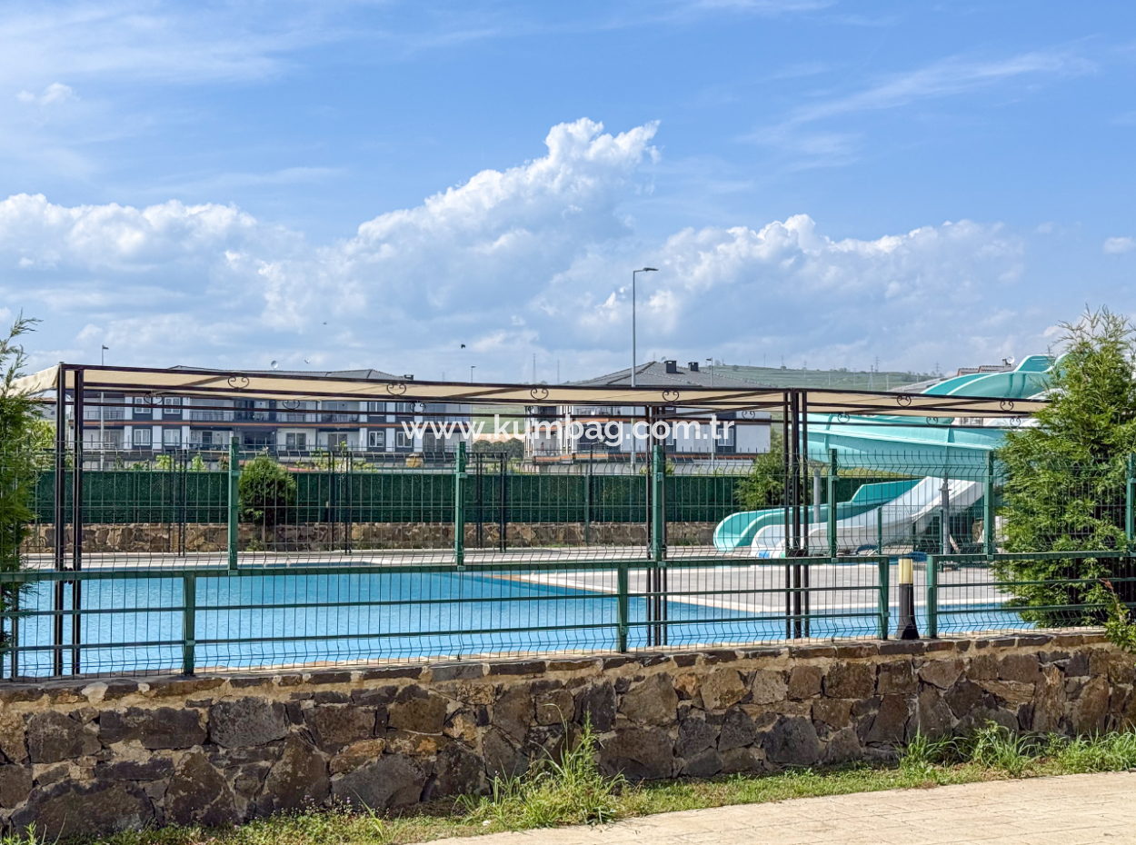 Aquaparklı Ve Havuzlu Site İçerisinde Satılık 1+1 Bahçeli Daire