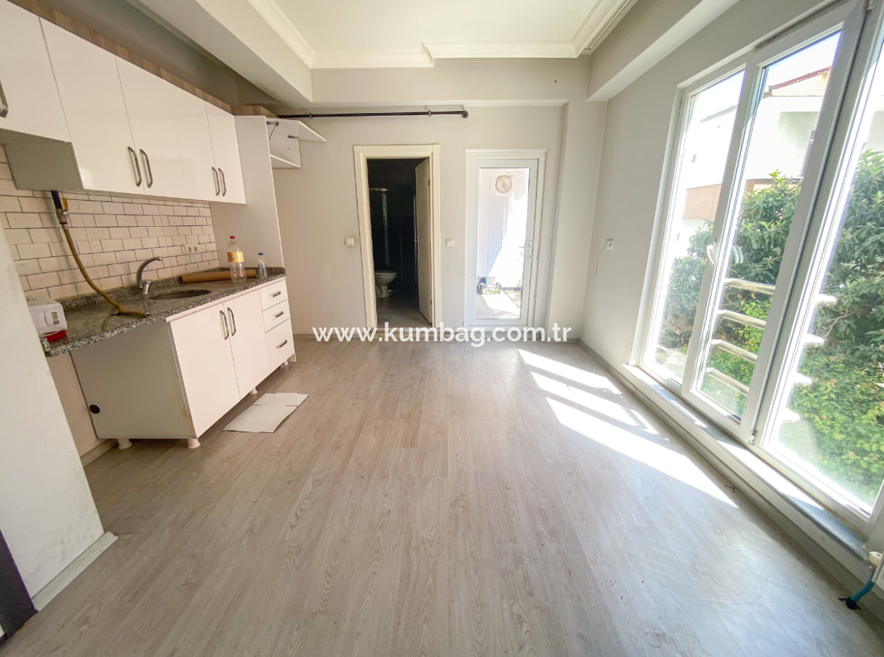 Kumbağ Pazar Sokağı Asansörlü Binada Kiralık 1+1 Daire