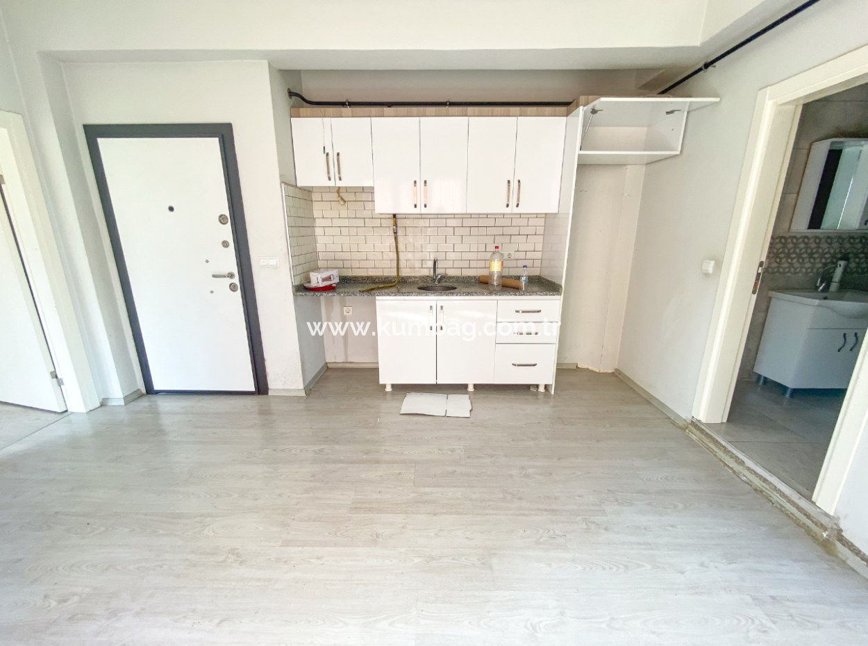 Kumbağ Pazar Sokağı Asansörlü Binada Kiralık 1+1 Daire