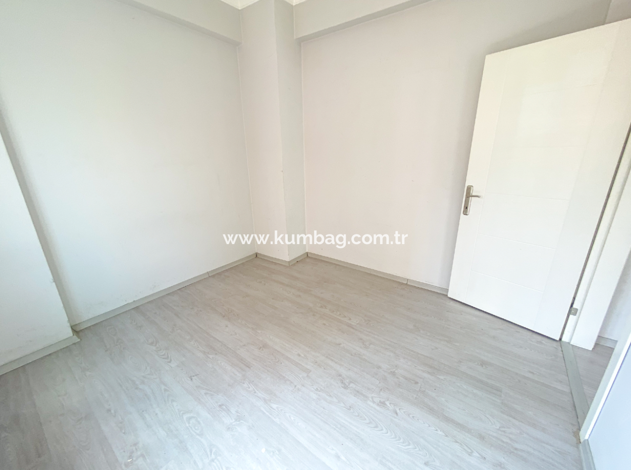 Kumbağ Pazar Sokağı Asansörlü Binada Kiralık 1+1 Daire