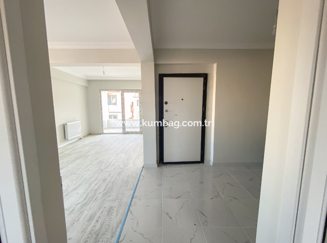 Kumbağ Pazar Sokağında Satılık Asansörlü Sıfır 2+1 Daireler