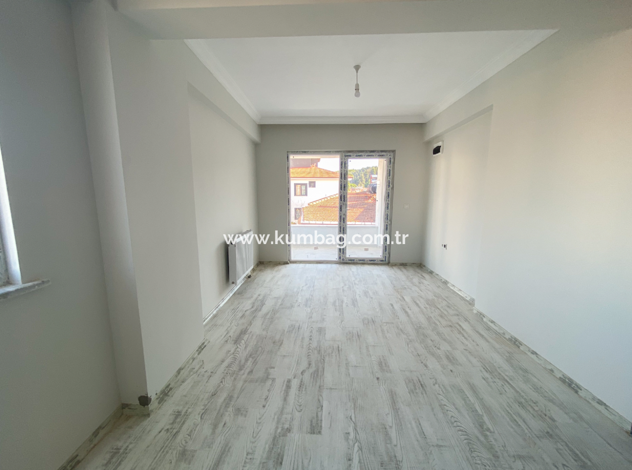 Kumbağ Pazar Sokağında Satılık Asansörlü Sıfır 2+1 Daireler