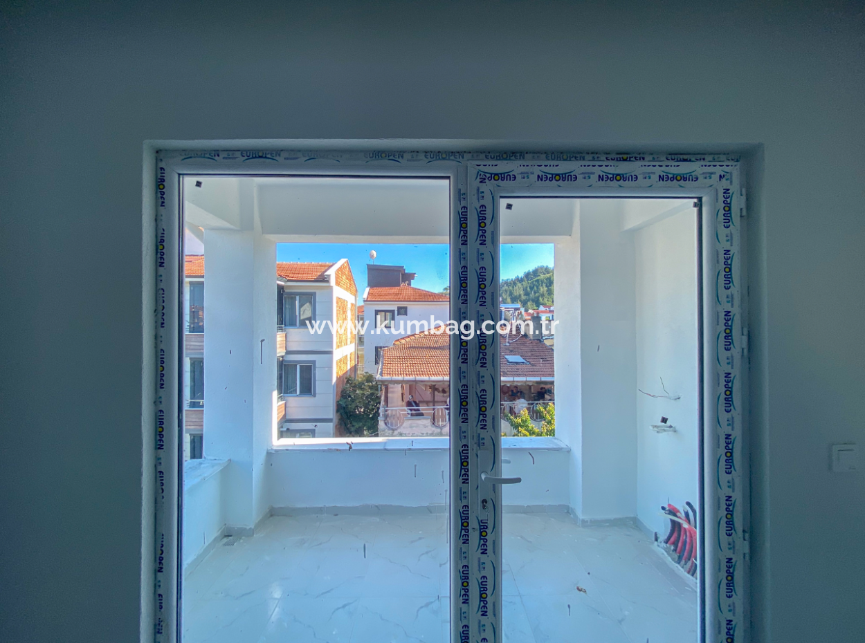 Kumbağ Pazar Sokağında Satılık Asansörlü Sıfır 2+1 Daireler