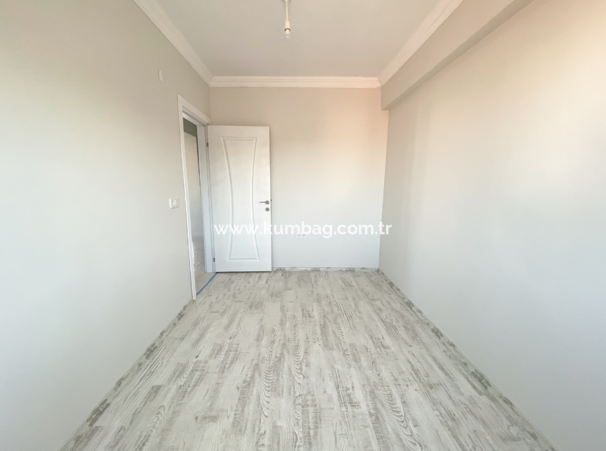 Kumbağ Pazar Sokağında Satılık Asansörlü Sıfır 2+1 Daireler