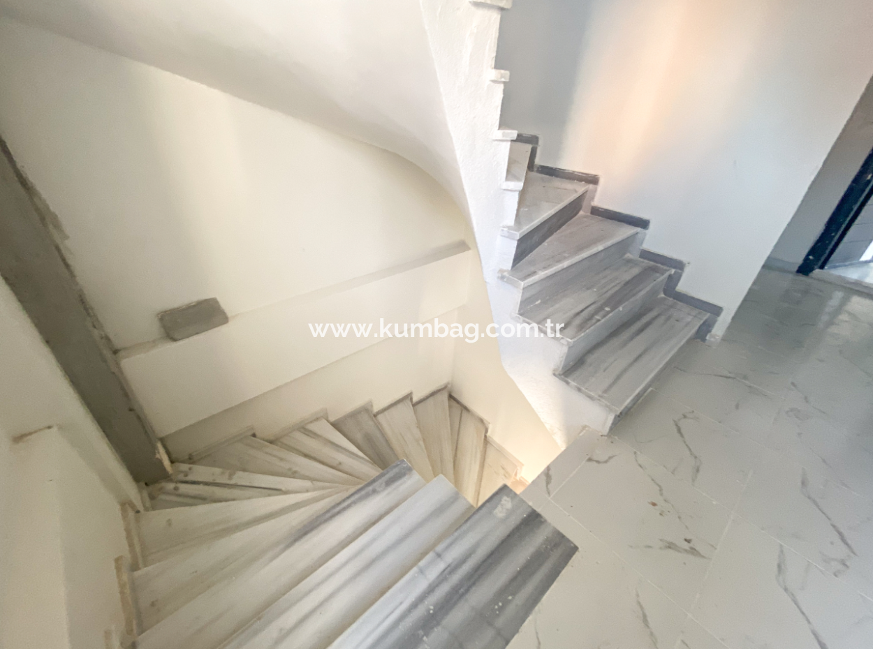 Kumbağ Pazar Sokağında Satılık Asansörlü Sıfır 2+1 Daireler
