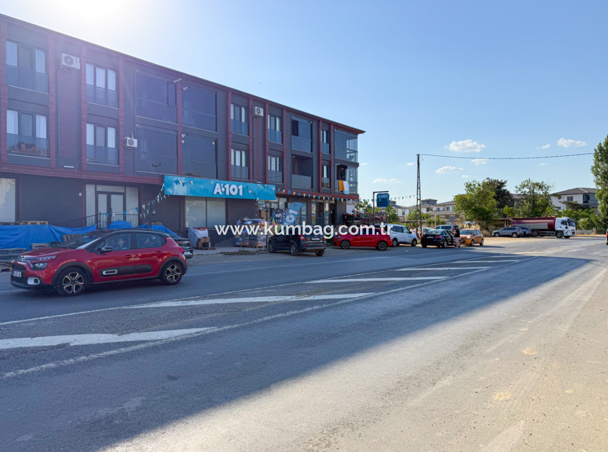 Kumbağ'da Caddenin Deniz Tarafında Kiralık Geniş 2+1 Daire