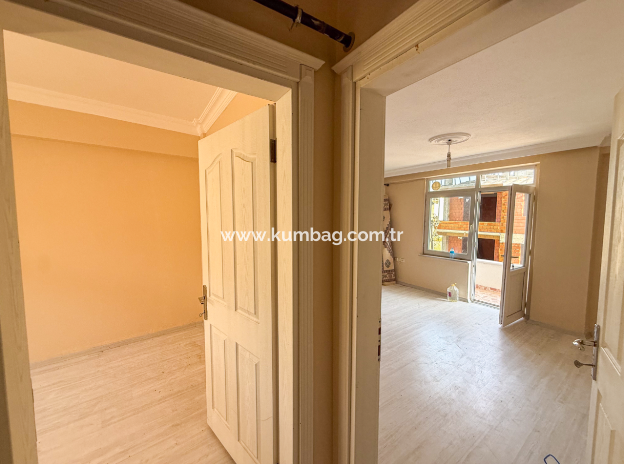 Kumbağ'da Caddenin Deniz Tarafında Kiralık Geniş 2+1 Daire