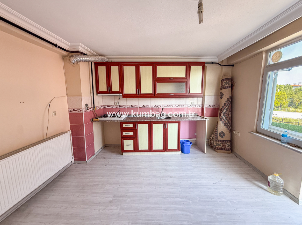 Kumbağ'da Caddenin Deniz Tarafında Kiralık Geniş 2+1 Daire