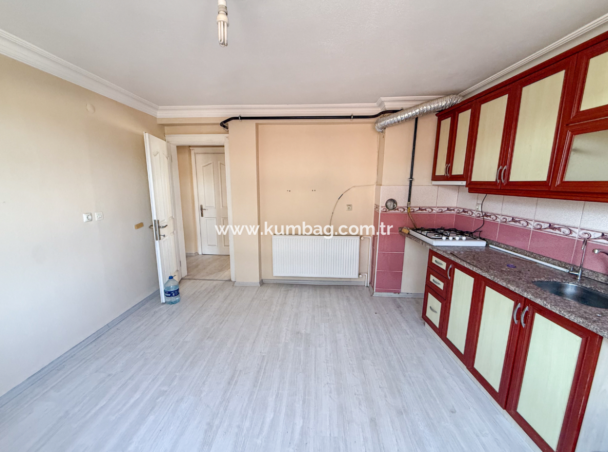 Kumbağ'da Caddenin Deniz Tarafında Kiralık Geniş 2+1 Daire
