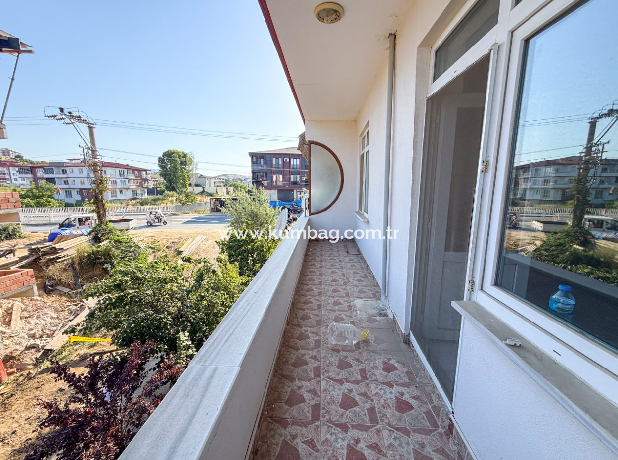 Kumbağ'da Caddenin Deniz Tarafında Kiralık Geniş 2+1 Daire