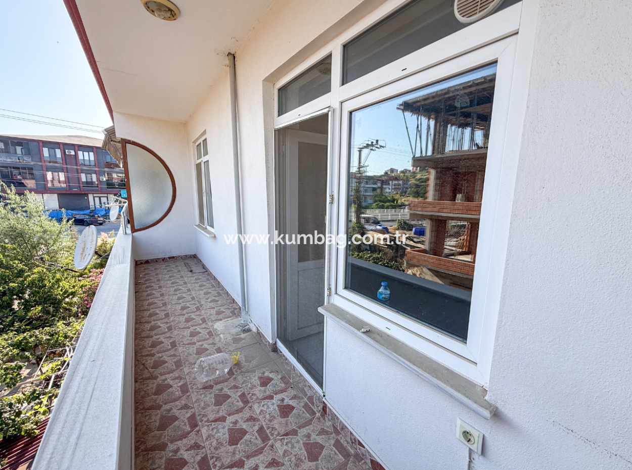 Kumbağ'da Caddenin Deniz Tarafında Kiralık Geniş 2+1 Daire