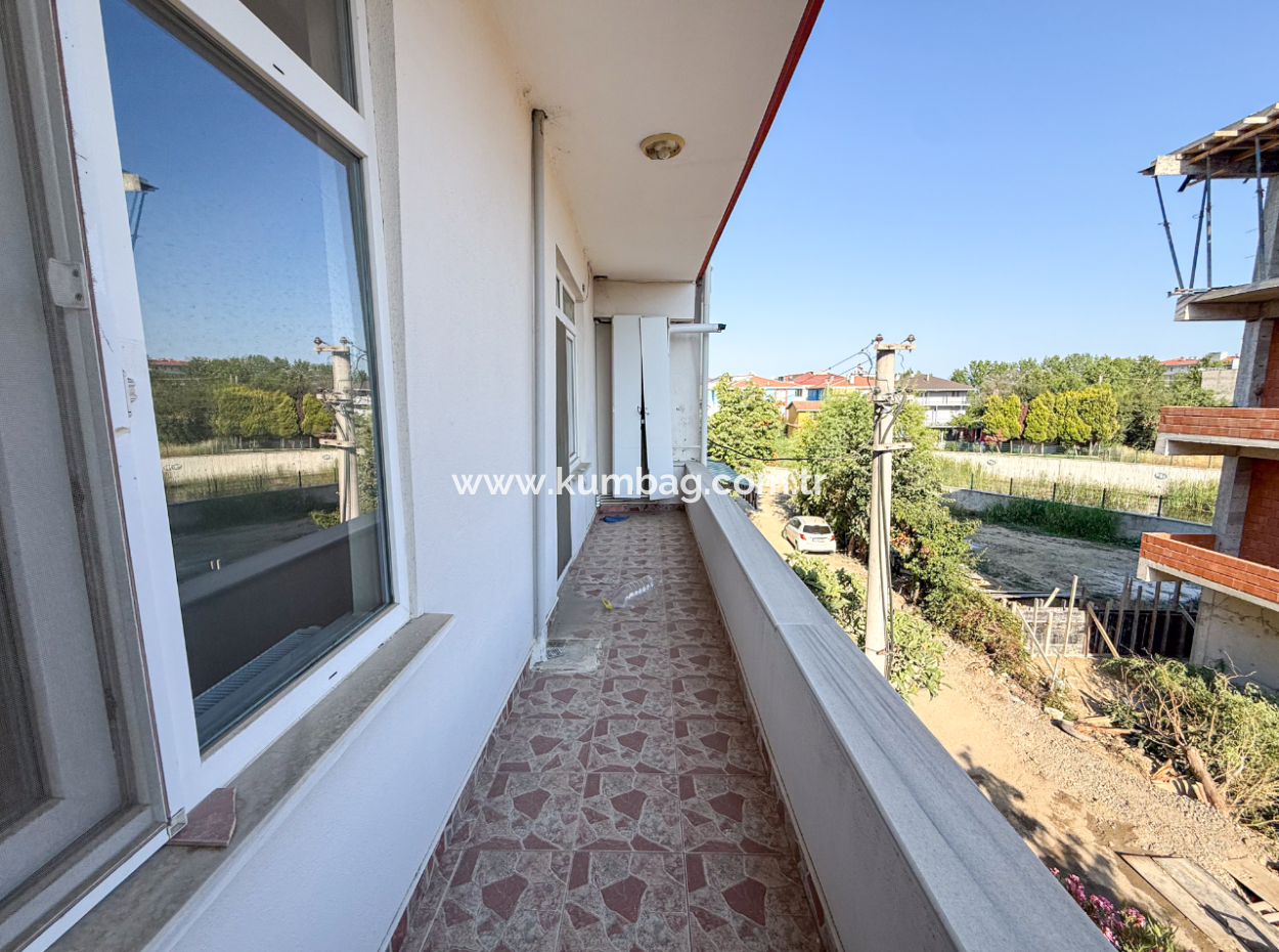 Kumbağ'da Caddenin Deniz Tarafında Kiralık Geniş 2+1 Daire