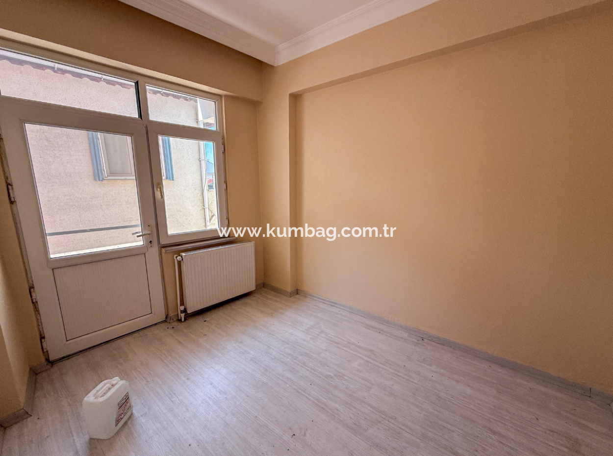 Kumbağ'da Caddenin Deniz Tarafında Kiralık Geniş 2+1 Daire