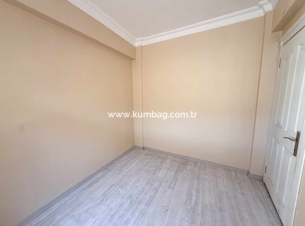 Kumbağ'da Caddenin Deniz Tarafında Kiralık Geniş 2+1 Daire