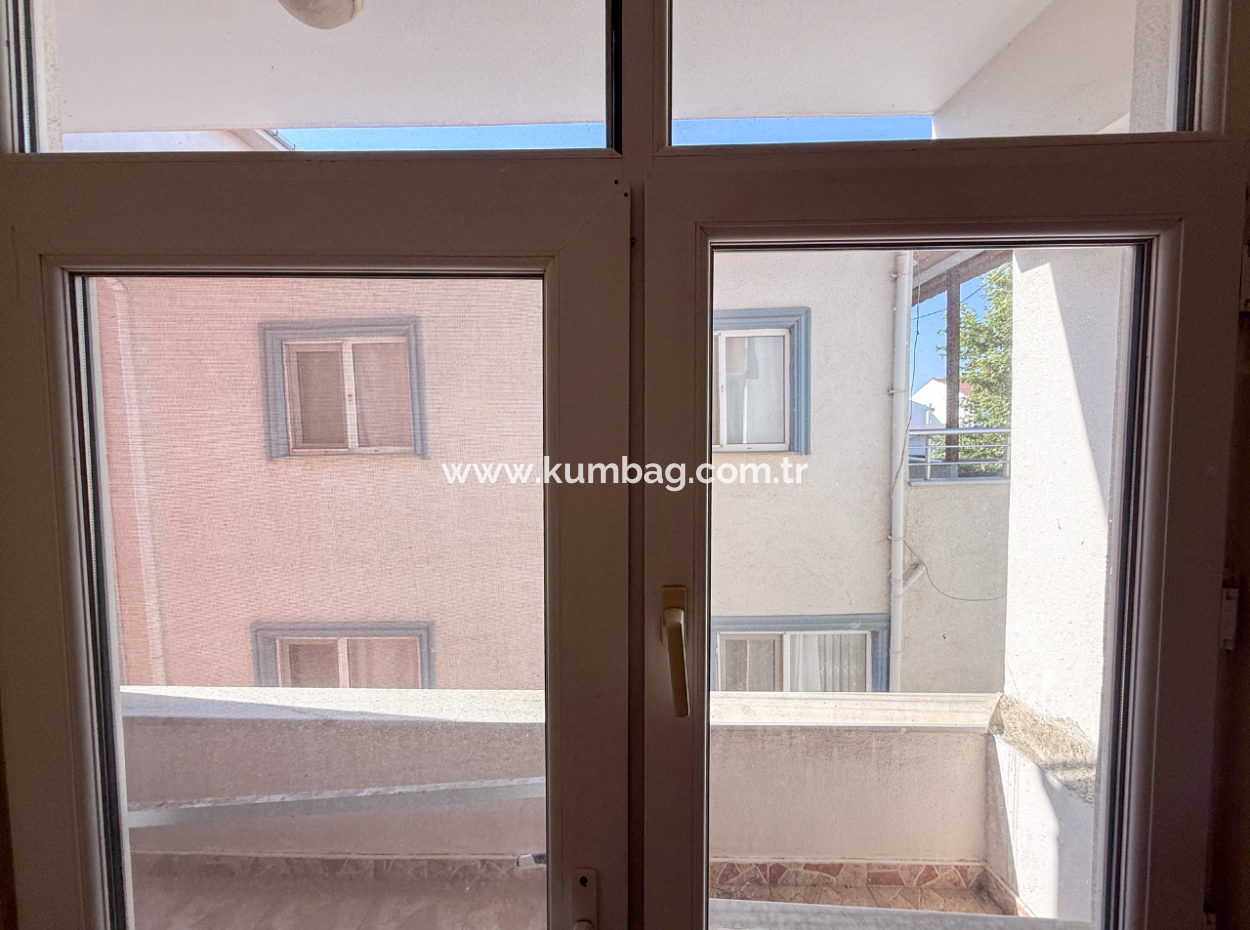 Kumbağ'da Caddenin Deniz Tarafında Kiralık Geniş 2+1 Daire